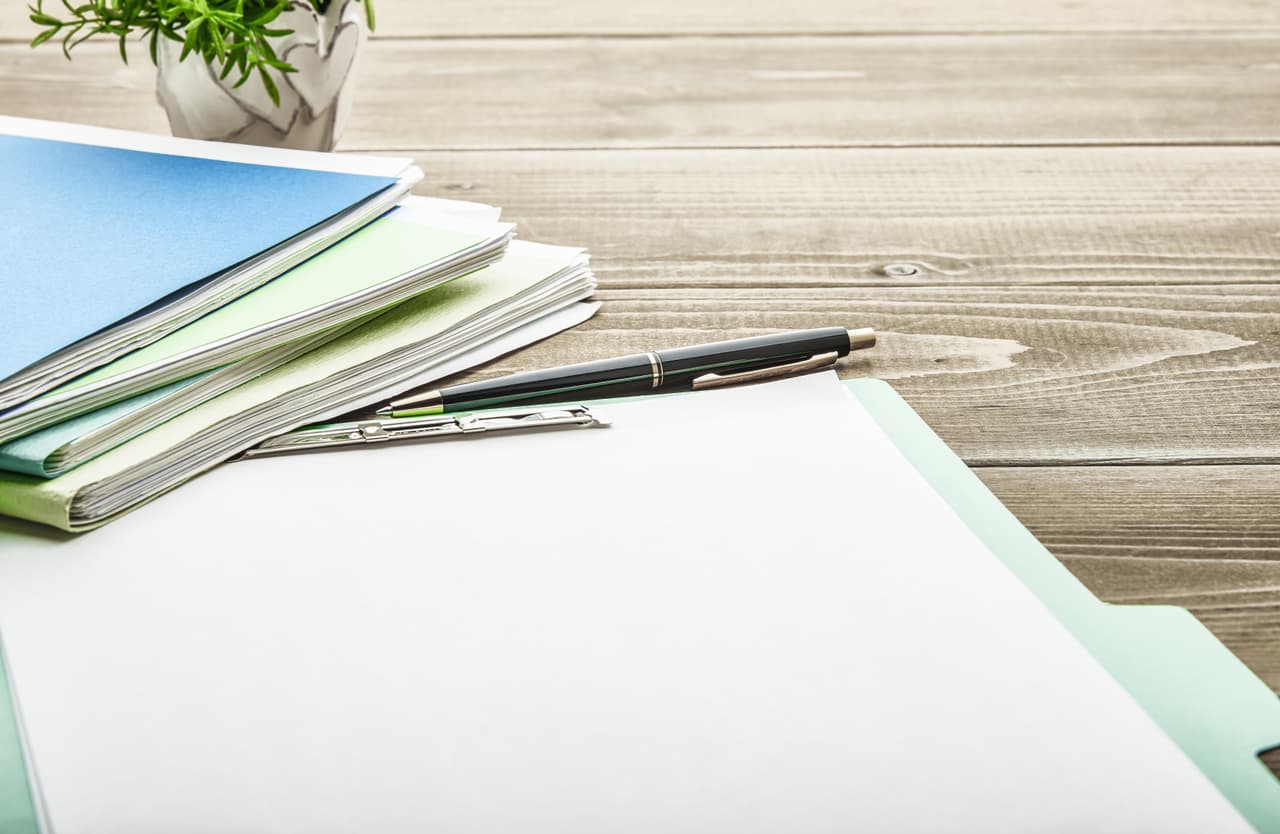 Peligros que debes evitar: Apresurarte a firmar documentos sin haberlos estudiado bien previamente o consultado sus aspectos legales con gentes profesionales, expertas, capacitadas que te asesoren adecuadamente. Por Profesor Zellagro