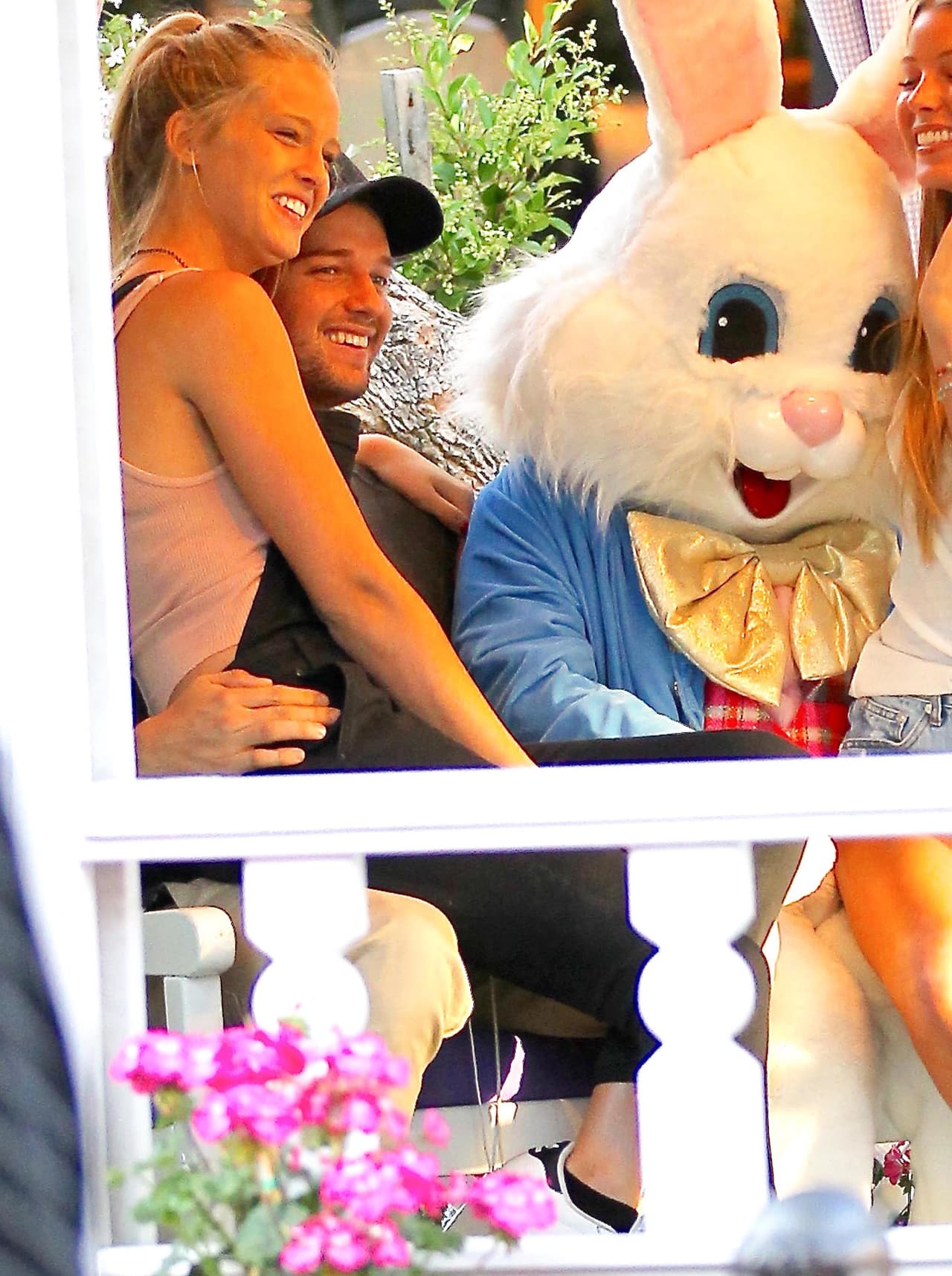 Patrick Schwarzenegger llevó a su novia a tomarse la foto con el conejito de Pascua.