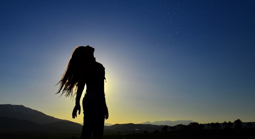 Saturno simboliza el pasado, la tradición, el padre, la autoridad o cualquier principio restrictivo y formador. La posición de este planeta en la carta astral indica la esfera donde tenemos que solucionar viejos problemas y superar inhibiciones y temores que provienen del pasado.