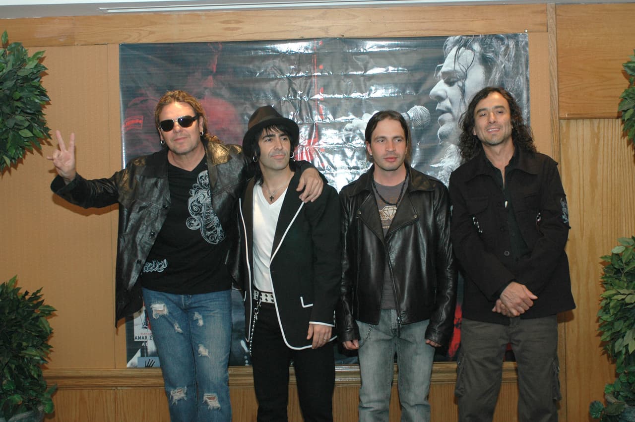 En 1995, la agrupación grabó el disco ‘Cuando los Ángeles Lloran’, el primero que ya contó con los cuatros integrantes actuales, al haberse sumado Sergio Vallín en la guitarra.
<br>De este material surgieron los temas ‘Hundido en un Rincón’, ‘No ha Parado de Llover’, entre otros. 
<br>