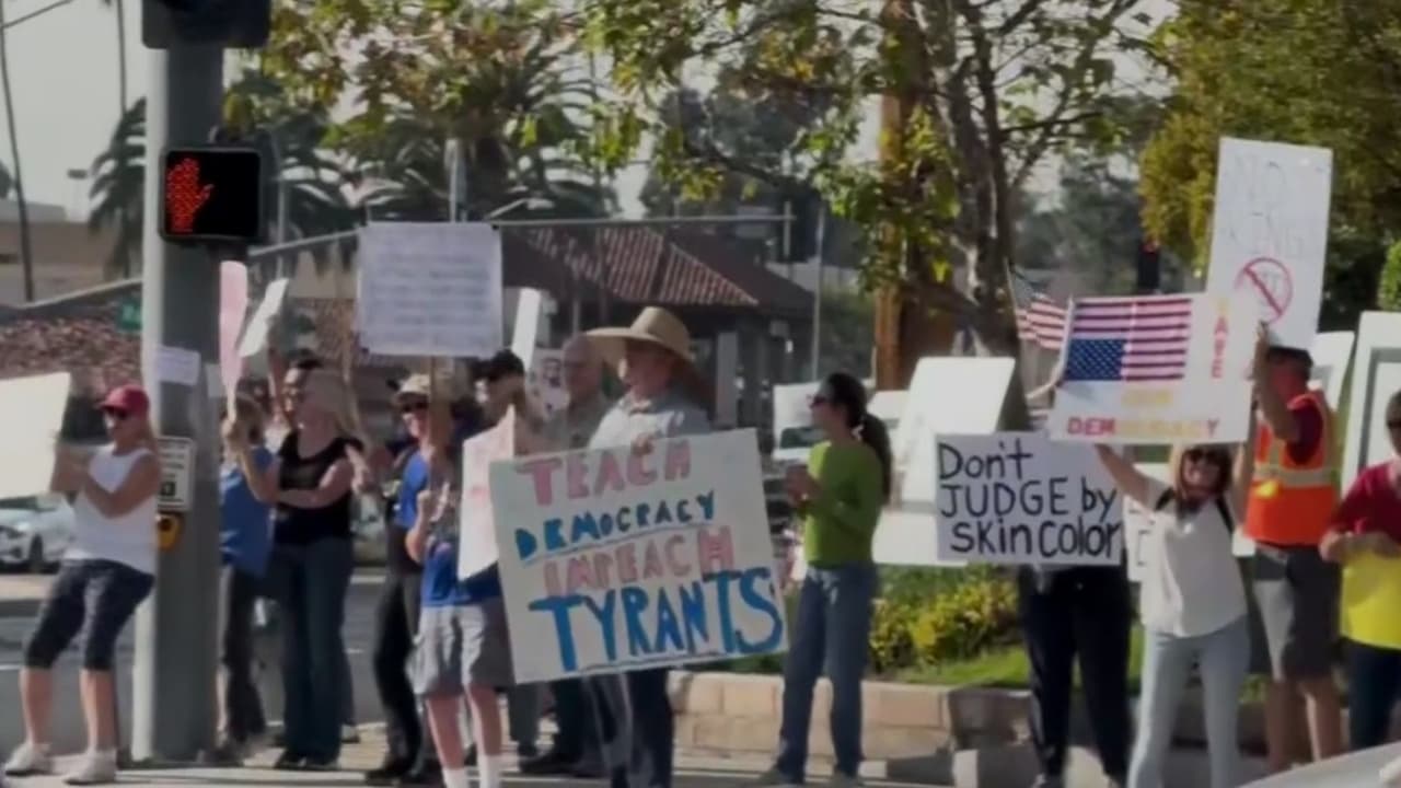 Manifestantes protestan en Brea contra políticas migratorias de Trump en aniversario de su segundo mandato