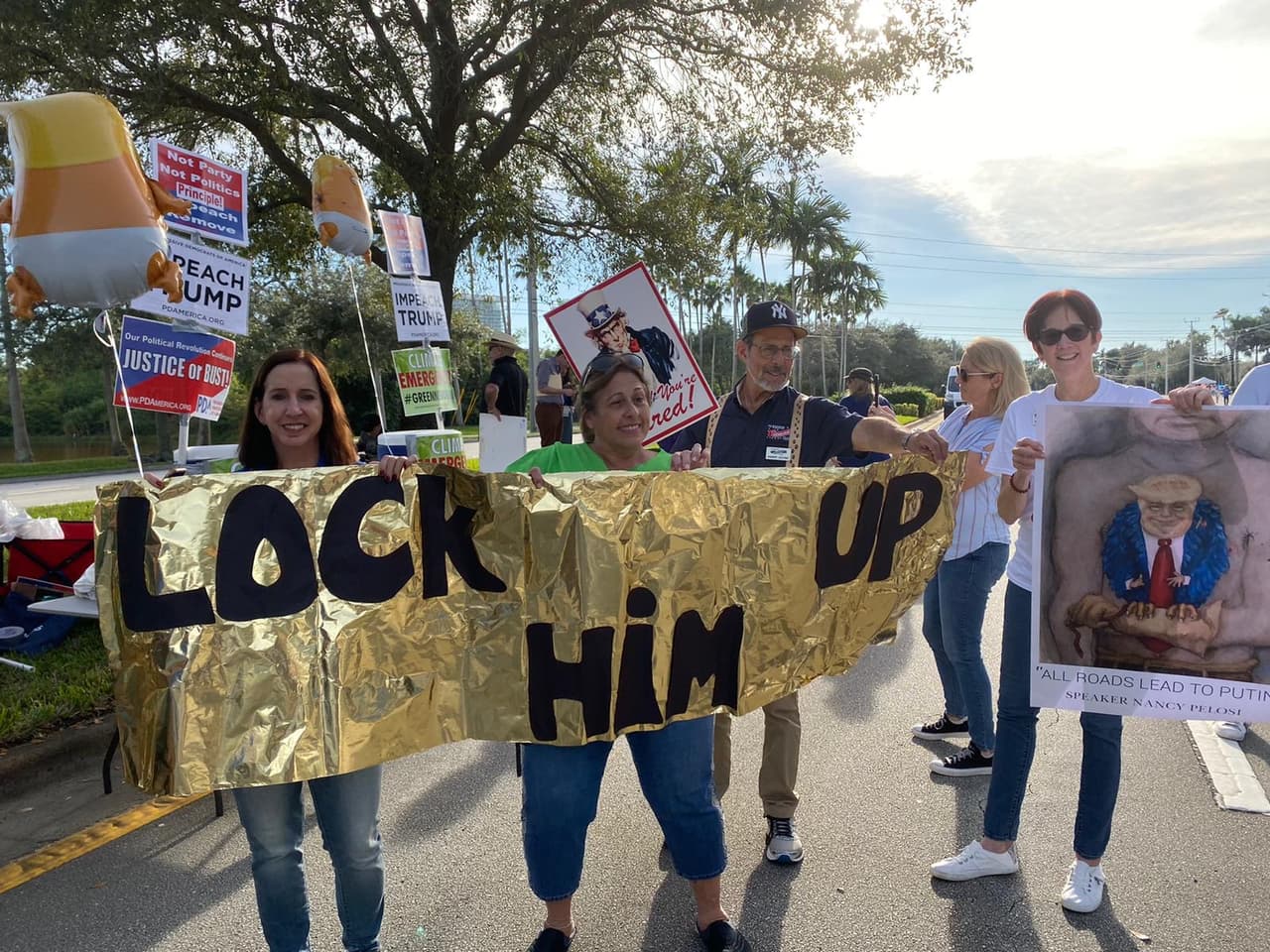 Otros protestan las políticas antiinmigrantes del presidente y también se han referido al proceso de “impeachment”.