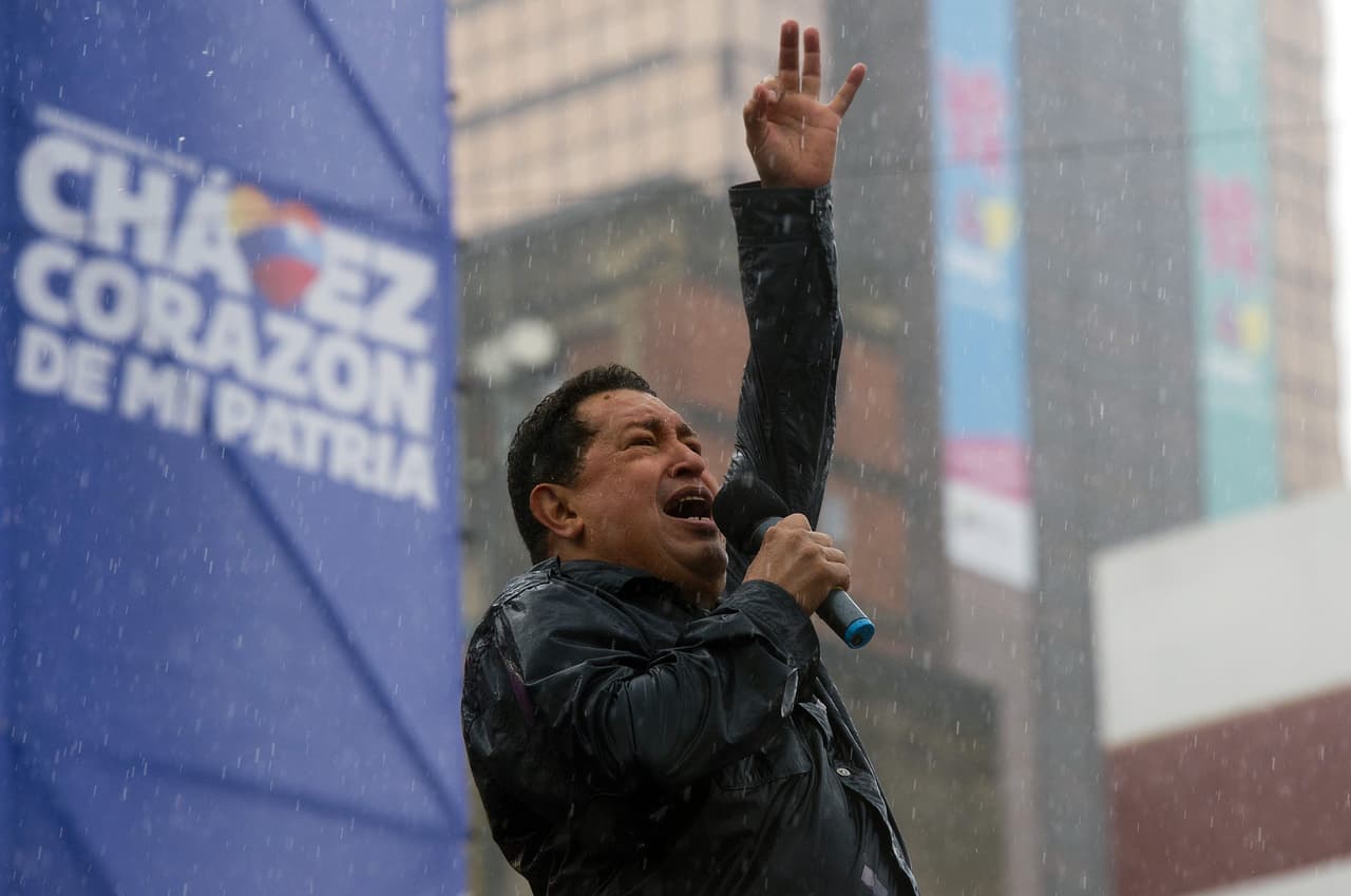 <h2 class="cms-H2-H2">Su último acto de campaña</h2>
<br>
<br>Bajo una intensa lluvia y vestido de negro, Chávez pronunció su discurso de cierre de campaña electoral en Caracas, en octubre de 2012. Aunque ganó las elecciones frente al opositor Henrique Capriles, su estado de salud no le permitió acudir a la toma de posesión, en enero de 2013.
<br>