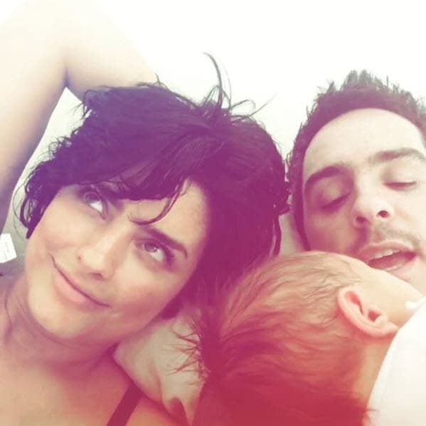 Aunque la actriz había compartido algunas imágenes de su hija y esposo, fue en esta del 19 de marzo donde se dejó ver en una publicación de Instagram.