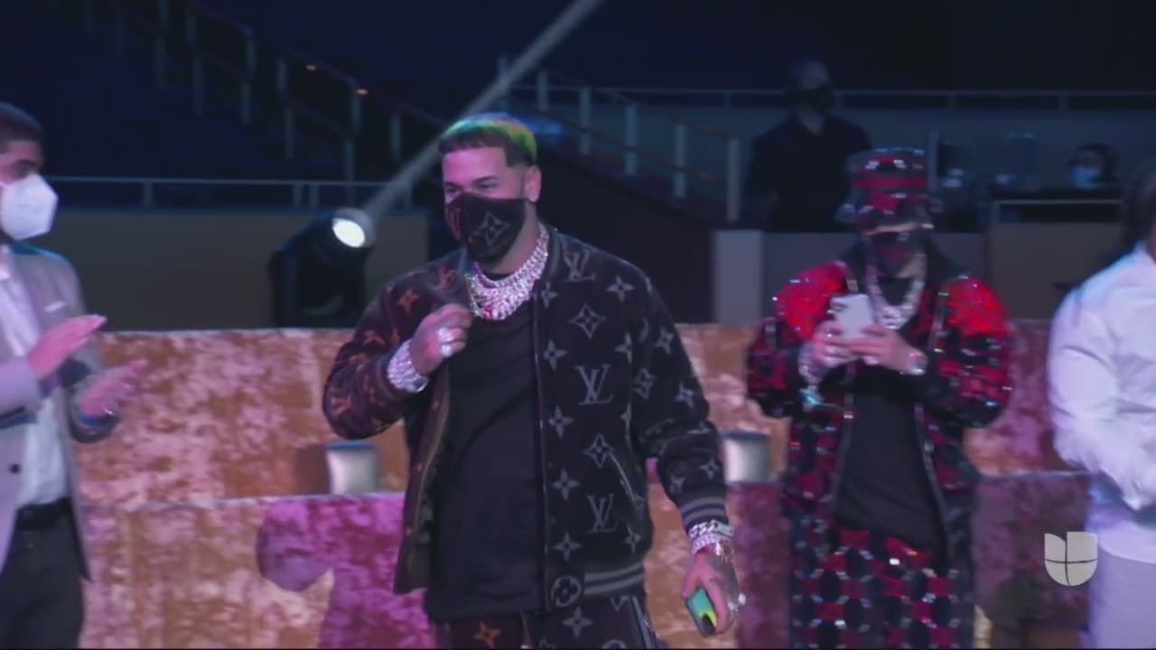 La noche traía más sorpresas. El cantante subió al escenario para recibir el reconocimiento que lo coronó en la categoría 'La Mezcla Perfecta', junto con Daddy Yankee, Ozuna, Karol G y J Balvin.