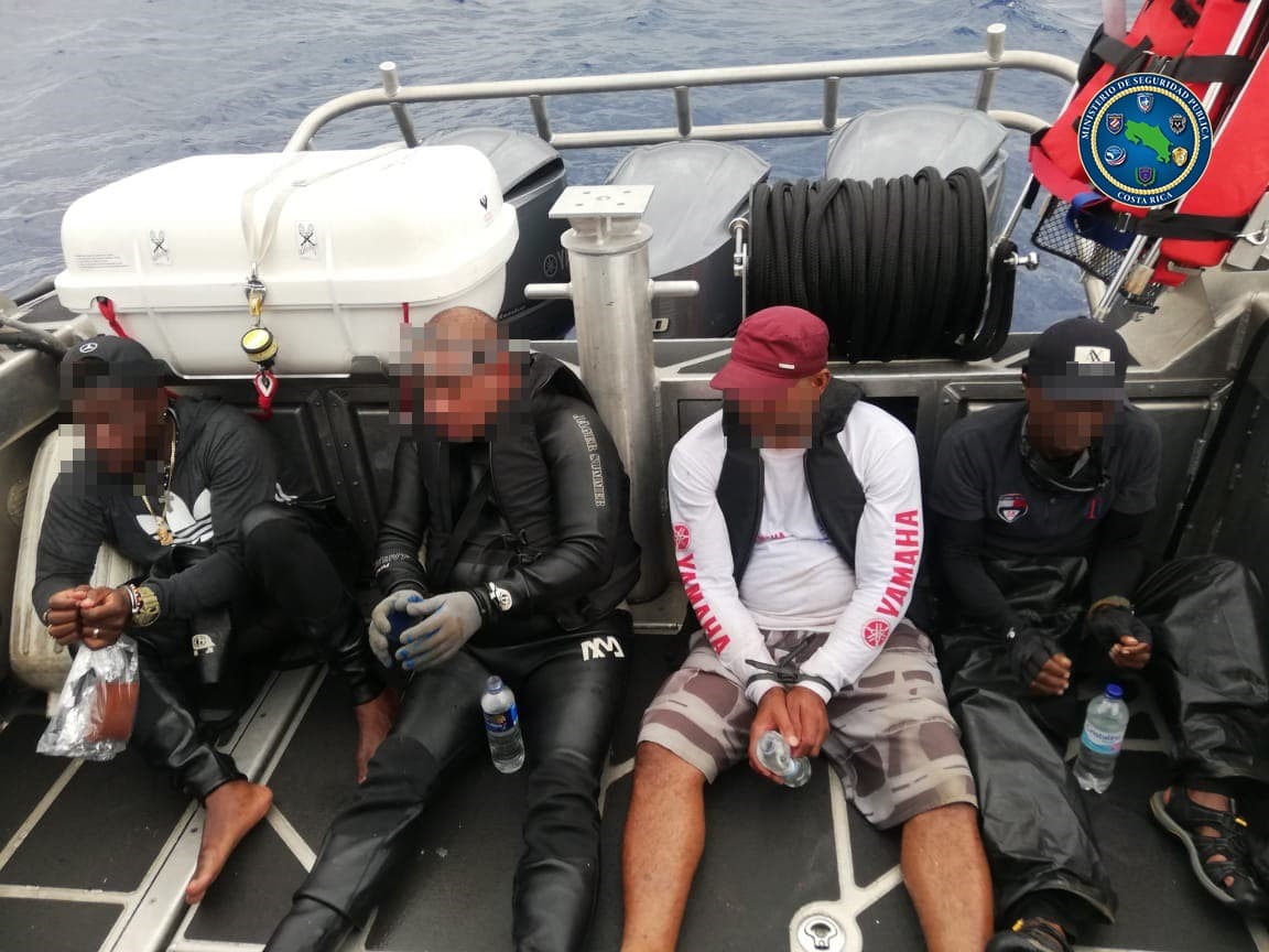 Cuatro presuntos narcotraficantes fueron detenidos en altamar en mayo de 2021.