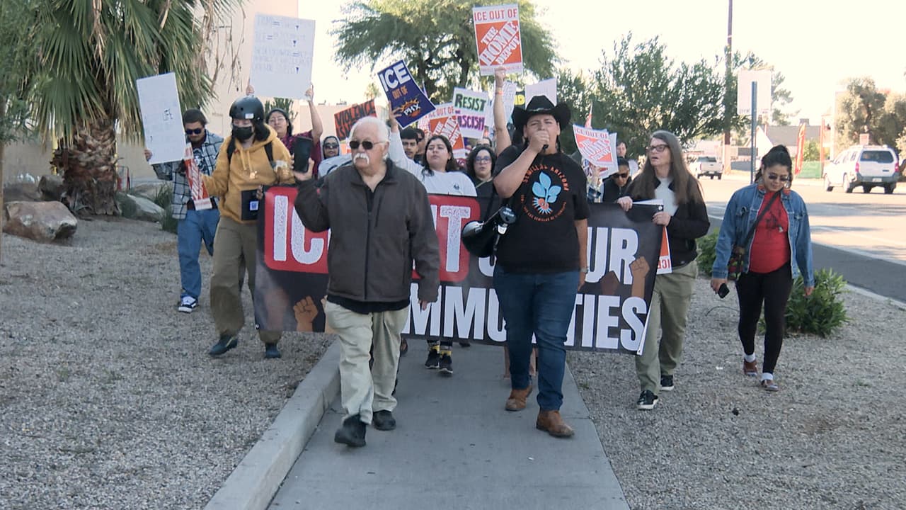 Esto ocurre mientras crecen las
<b> voces que afirman que la actividad de ICE en contra de la inmigracion indocumentada aumentará</b> en próximas fechas en Arizona.