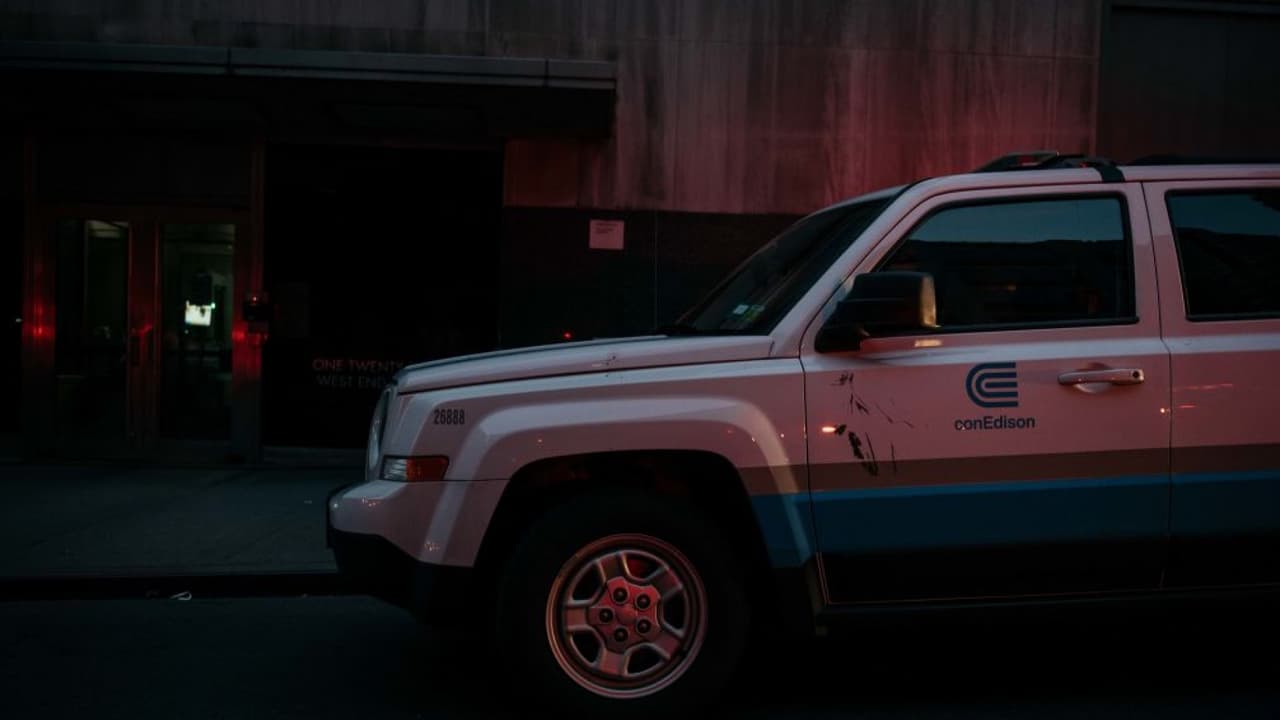 De Blasio denuncia ineficiencia de Con Ed, mientras miles de neoyorquinos continúan sin electricidad