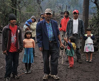 Pobreza extrema. Miles de campesinos que viven en las faldas del Pacaya, ubicado al sur de Ciudad de Guatemala fueron evacuados. Se fueron con lo que tienen, lo que llevan puesto, una muda de ropa, un par de zapatos, pobreza extrema, angustia, necesidades, sueños marchitos, manos curtidas, miradas dudas, sonrisas apagadas, historias de sufrimientos eternos.