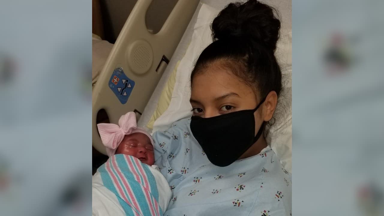 Emma fue la primera bebé en nacer en el año 2021 en el WakeMed Raleigh Campus. Su madre es Sandra Maradiaga Orellana.