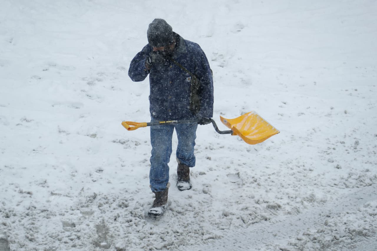 Un hombre camina sobre el suelo cubierto de nieve en Media.