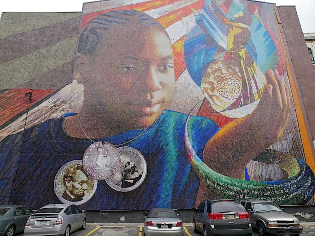 <b>Ciudad de murales</b>: Filadelfia es una de las ciudades de EE. UU. con las escenas artísticas y culturales más vibrantes. Hay miles de murales en Filadelfia, y esta exhibición particular de arte público es impulsada y fortalecida por 
<b>Mural Arts Philadelphia</b>, un centro de arte que promueve la creación de murales para transformar espacios para reflejar y honrar todas las identidades y experiencias humanas. 
<br>