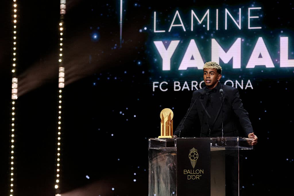 Lamine Yamal, el Barcelona, ganó el Trofeo Kopa masculino por ser el mejor jugador Sub-21de la temporada.