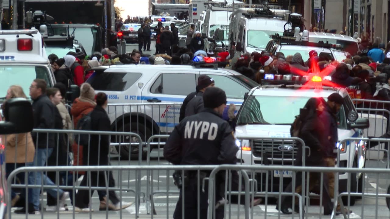 Desde temprana hora, agentes de la NYPD cerraron las calles de acceso entre
<b> la 48 y la 51</b> entre la Quinta y la Sexta Avenida.