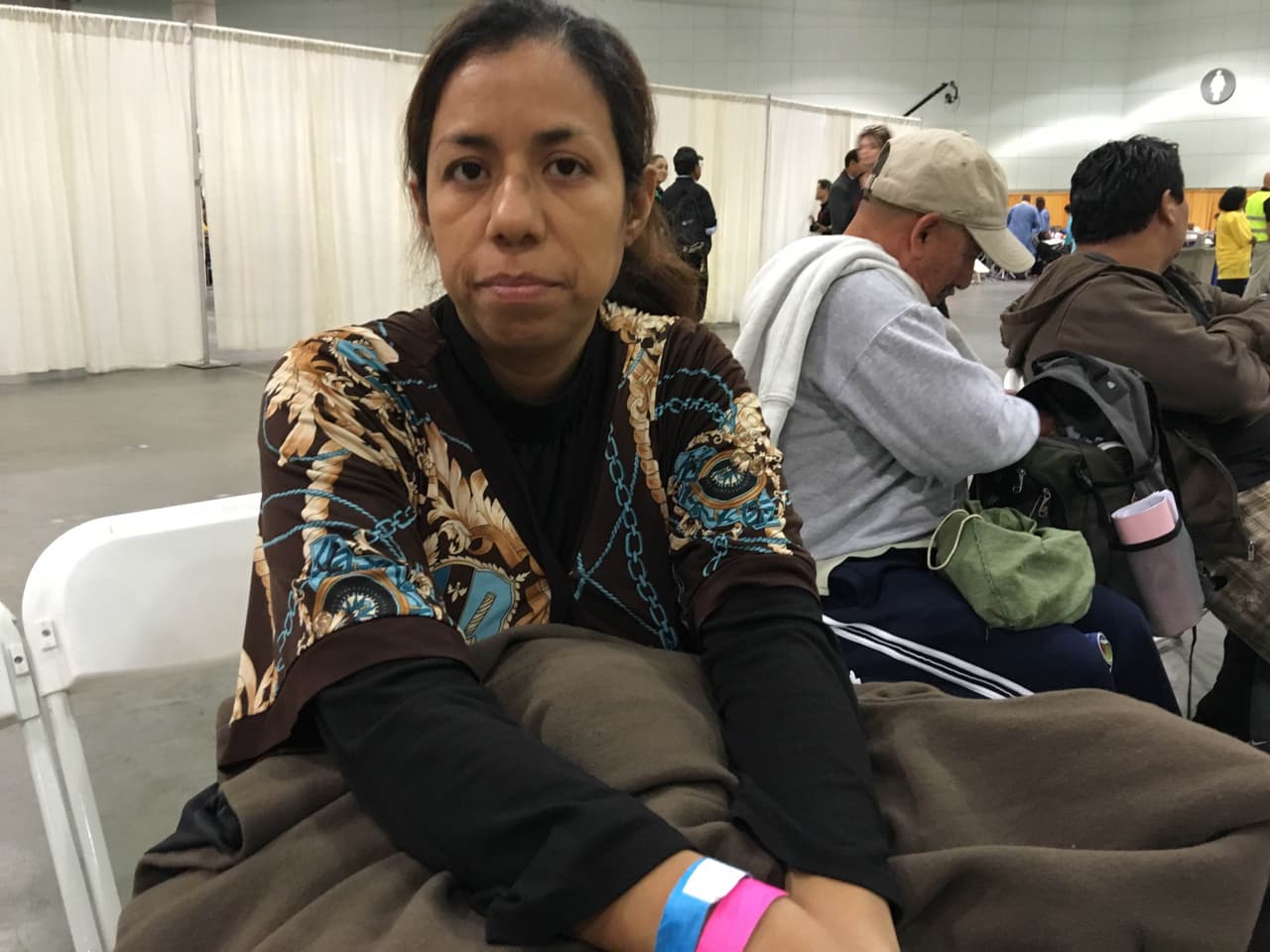 Una mujer duerme en una calle de Los Ángeles para poder ir al dentista gratis