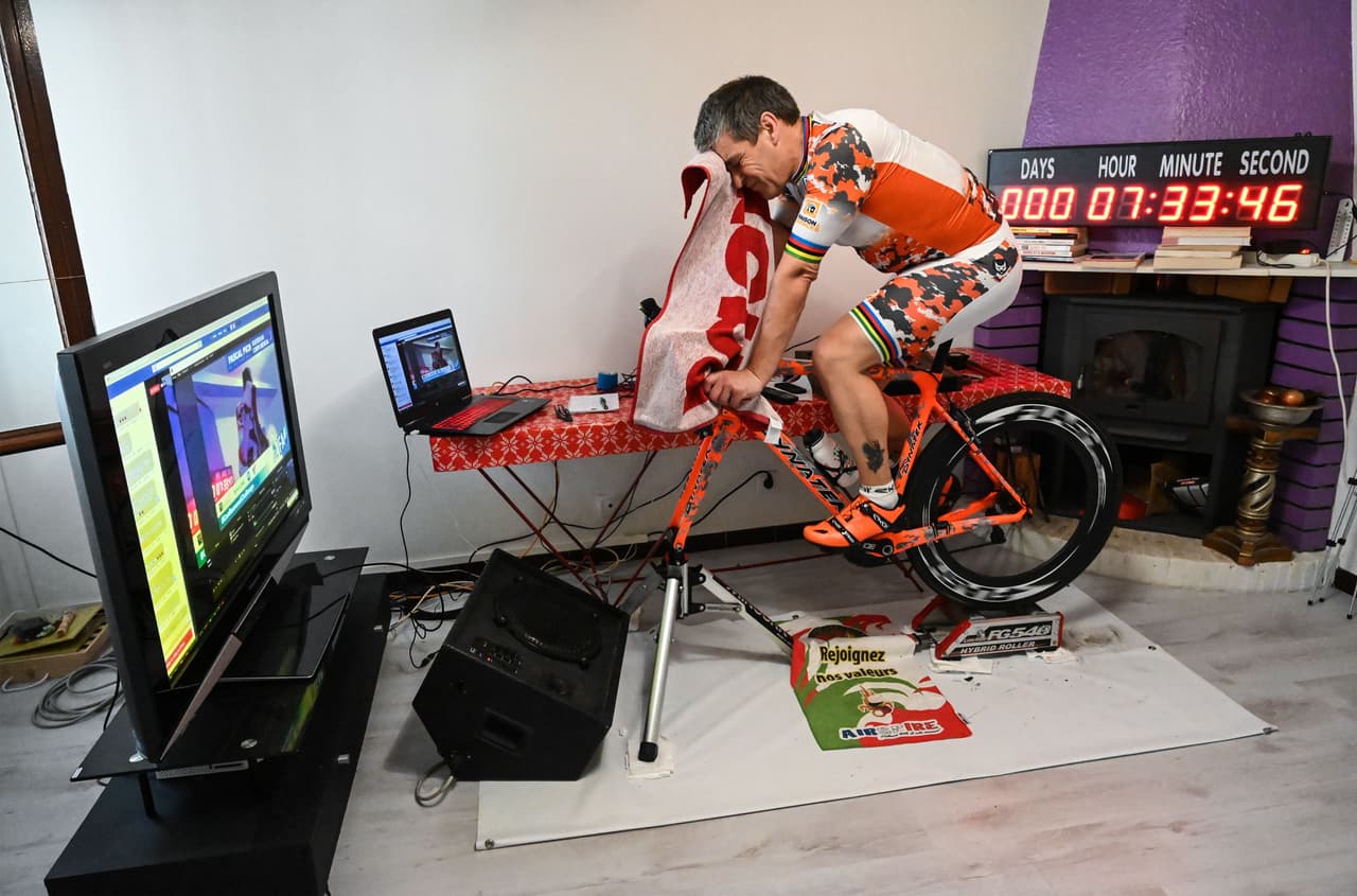 El triatleta francés Pascal Pich cumple su entrenamiento regular en una bicicleta estacionaria dentro de su casa, en Sauvagnargues, al sur de Francia. 30 de abril. Las medidas de aislamiento mantienen cerradas la mayoría de las instalaciones deportivas en todo el mundo.