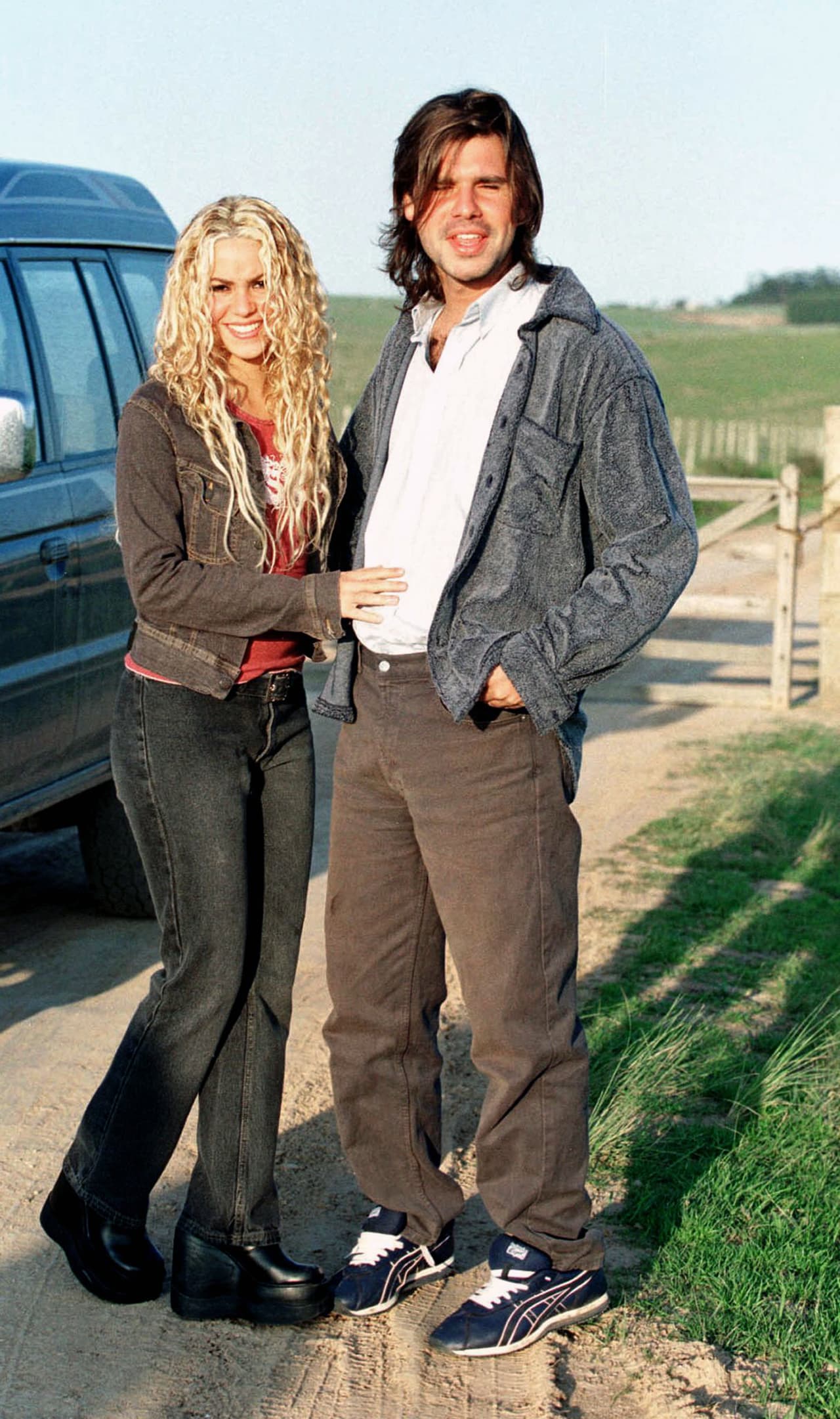 El amor que compartió Shakira con Antonio también figuró en otras canciones como
<b> ‘Underneath your clothes’ </b>(2001), en donde expresa que el abogado es el hombre que escogió y que llegó como recompensa al ser una muy buena chica.