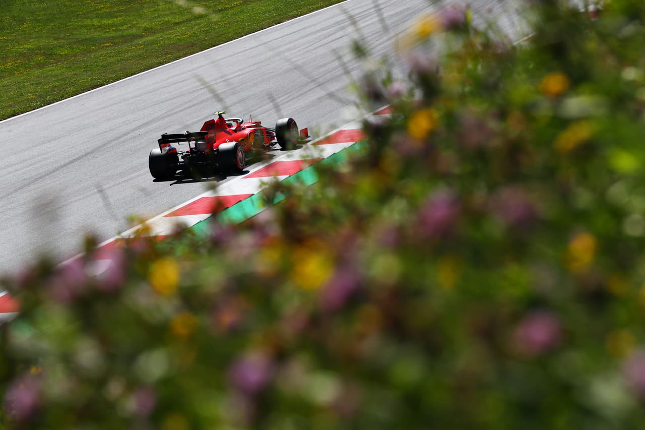 Este viernes los motores se prendieron en el Red Bull Ring, en Spielberg, para dar inicio al Gran Premio de Austria con las primeras dos sesiones libres. Charles Leclerc y Lewis Hamilton fueron los dos más rápidos en una jornada accidentada en la que Max Vertsappen, Valtteri Bottas, Sebastian Vettel, Pierre Gasly, entre otros, tuvieron inconvenientes.