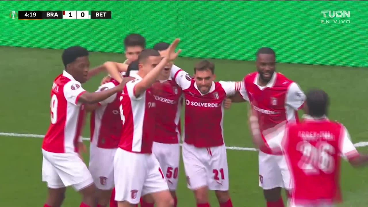 ¡Tienes que cerrar el estadio! Golazo de taquito de Grillitsch