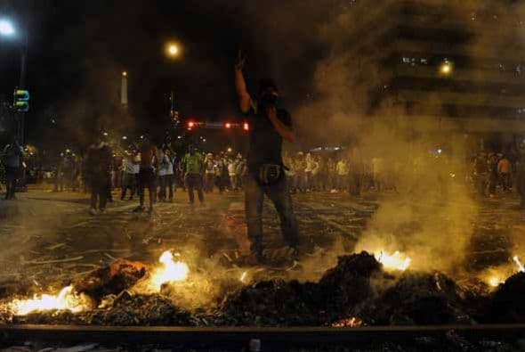 Llamas, humo negro, cacerolas, tanquetas, efectivos militares y muchas balas son parte de la noche del 19 de febrero en Venezuela.