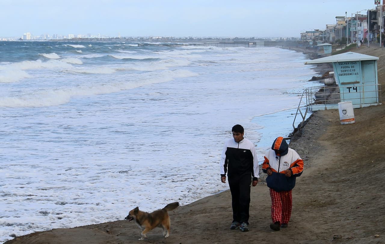 Como baja presión, Sandra avanza al sureste de Baja California Sur