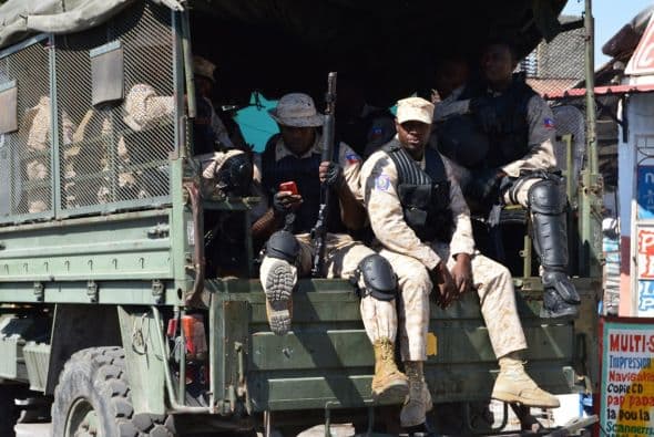 No obstante, una vez iniciada la protestas, se tornó violenta cuando manifestantes quemaron neumáticos y lanzaron piedras contra la policía. Crédito: Evelyn Baker, Fusion