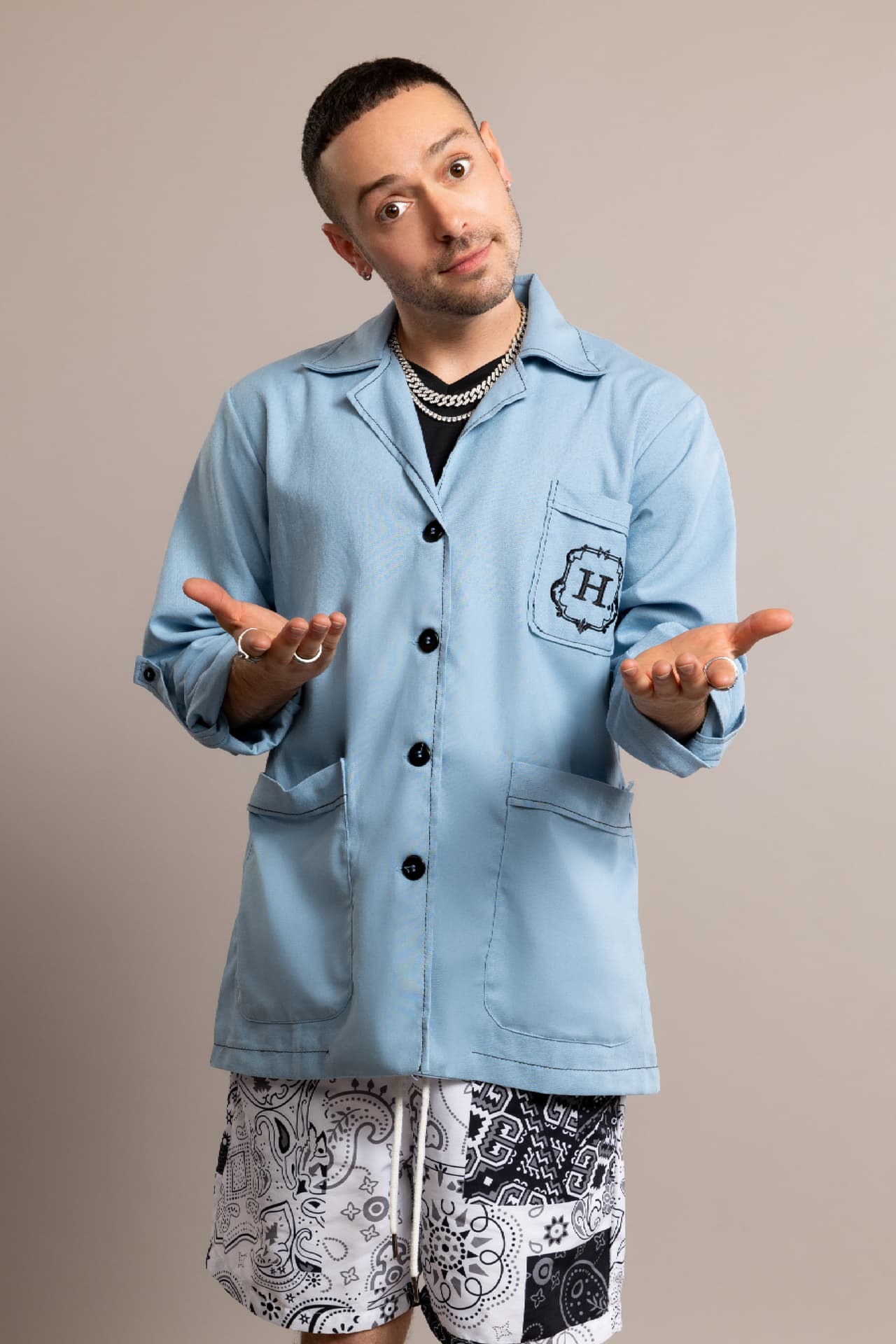 Entre los defectos del cantante mexicoamericano están la desidia, la inseguridad y afirma ser conservador. A Pee Wee le molesta la gente que hace 'bullying' y se considera competitivo, pero un buen perdedor, algo que comprobarás noche a noche por UniMás.