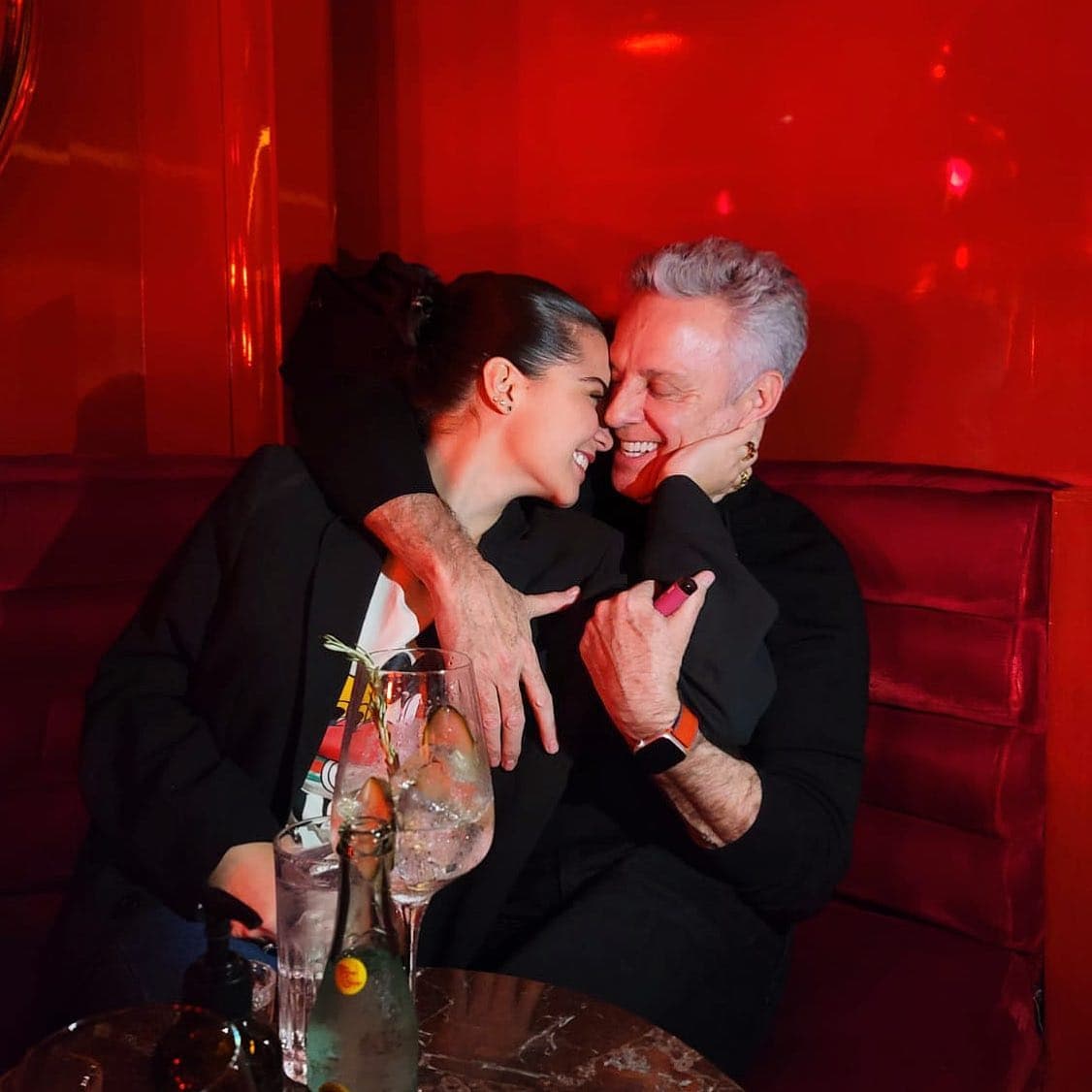 “Tenemos la diferencia de edad justa y necesaria para llevarnos y entendernos bien, y eso es nuestro”, declaró. 
<br>