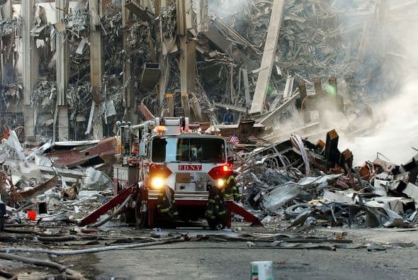 El 11 de septiembre Estados Unidos fue víctima de horrendos ataques terroristas: Al Qaeda secuestró e impactó cuatro aviones contra varios objetivos y que causaron la muerte y destrucción, siendo el episodio que precedería a la guerra de Afganistán y a la adopción por el Gobierno estadounidense y sus aliados de la política denominada de Guerra contra el terrorismo. Los atentados fueron cometidos por diecinueve miembros de la red yihadista Al-Qaida,1 divididos en cuatro grupos de secuestradores, cada uno de ellos con un terrorista piloto que se encargaría de pilotar el avión una vez ya reducida la tripulación de la cabina. Los aviones de los vuelos 11 de American Airlines y 175 de United Airlines fueron los primeros en ser secuestrados, siendo ambos estrellados contra las dos torres gemelas del World Trade Center, el primero contra la torre Norte y el segundo poco después contra la Sur, provocando que ambos rascacielos se derrumbaran en las dos horas siguientes.2 3 El tercer avión secuestrado pertenecía al vuelo 77 de American Airlines y fue empleado para ser impactado contra una de las fachadas del Pentágono, en Virginia. El cuarto avión, perteneciente al vuelo 93 de United Airlines, no alcanzó ningún objetivo al resultar estrellado en campo abierto, cerca de Shanksville, en Pensilvania, tras perder el control en cabina como consecuencia del enfrentamiento de los pasajeros y tripulantes con el comando terrorista.