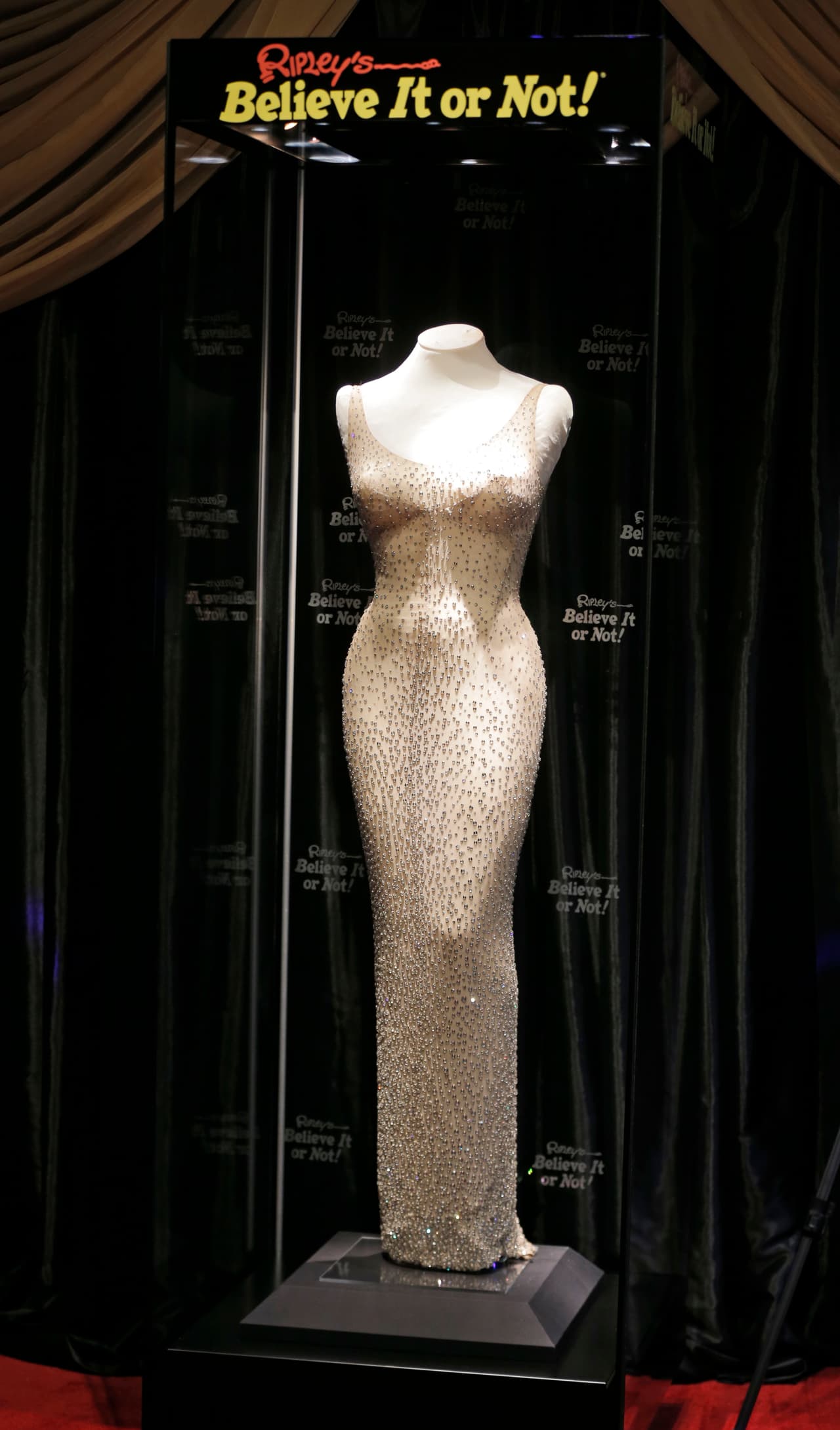 El vestido que usó Marilyn Monroe mientras cantaba el cumpleaños feliz al presidente Kennedy en 1962 en una foto del 22 de septiembre de 2017 en Grand Prairie, Texas. Ripley, en Orlando (FL) pagó casi 5 millones de dólares por el vestido, lo que lo convierte en el vestido más caro jamás comprado en una subasta.
