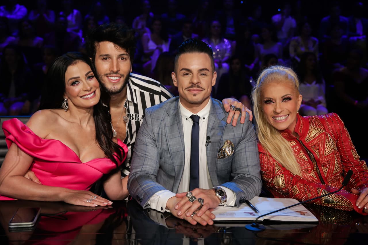 El invitado de la noche no se podía ir sin salir en la foto del recuerdo.