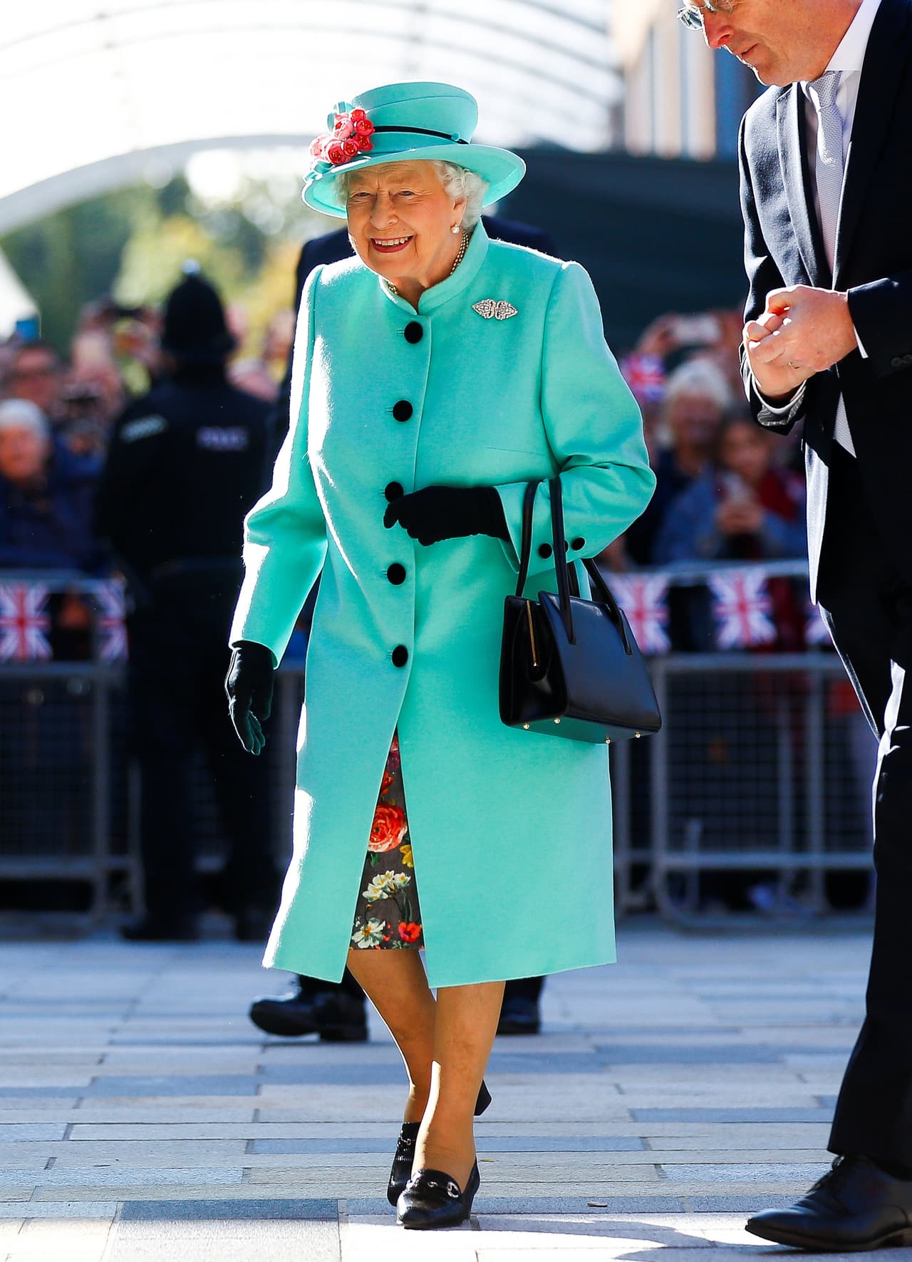 No obstante, su participación en los festejos navideños de la familia real británica significaría la ruptura del protocolo, pues
<b> la reina no suele invitar a los parientes de las esposas o esposos de sus hijos o nietos</b>.
<br>