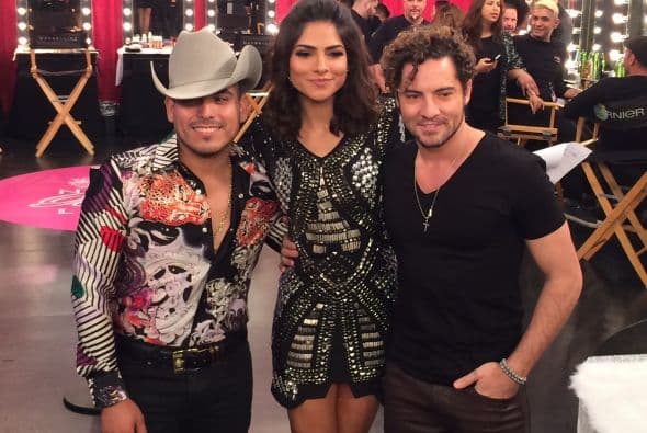 Ale no perdió oportunidad de tomarse la foto del recuerdo con los guapos.