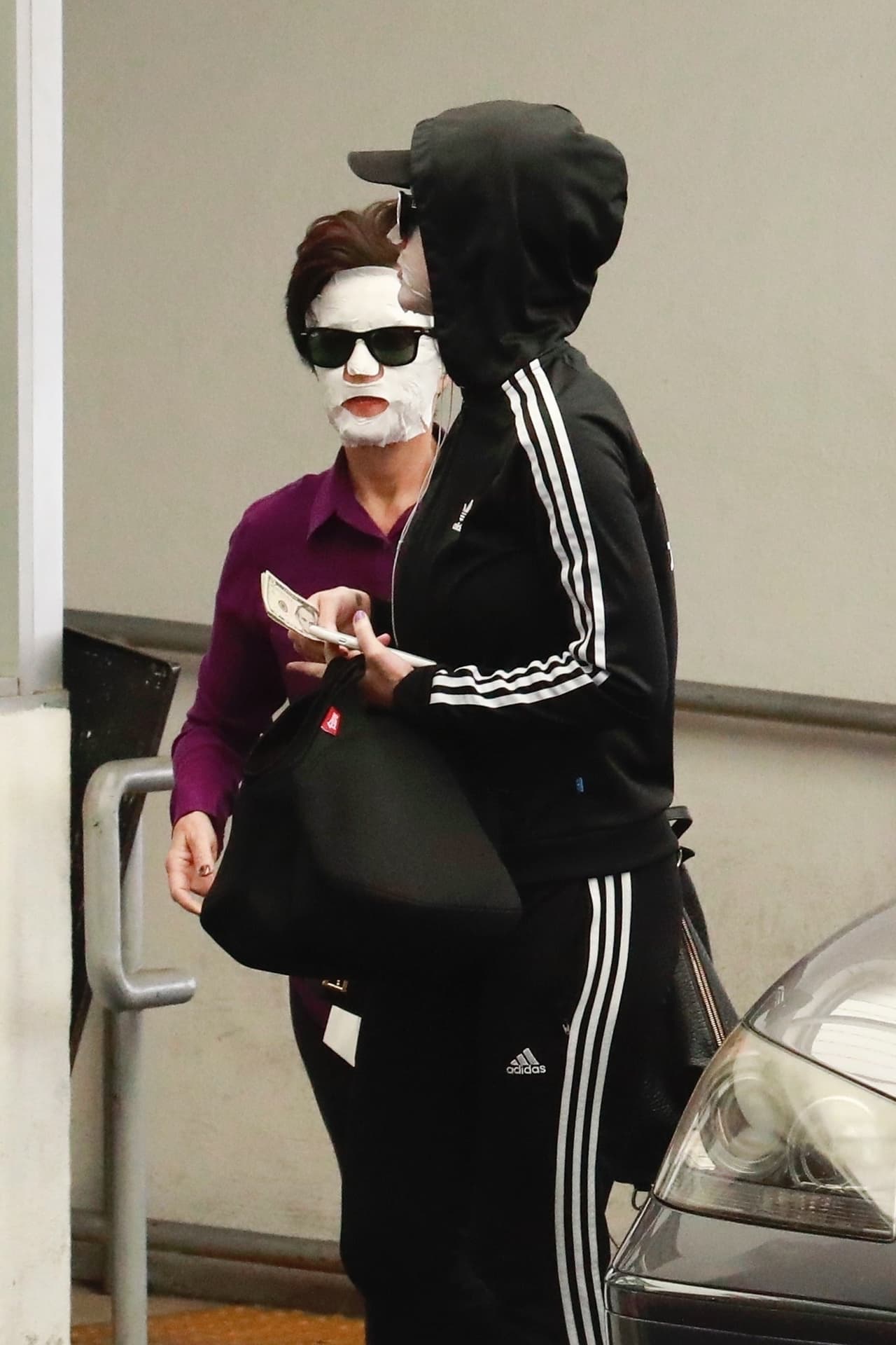 Gracias a un video que Katy Perry compartió en sus historias de Instagram, sabemos que madre e hija estuvieron muy divertidas tras el tratamiento de belleza en el salón.