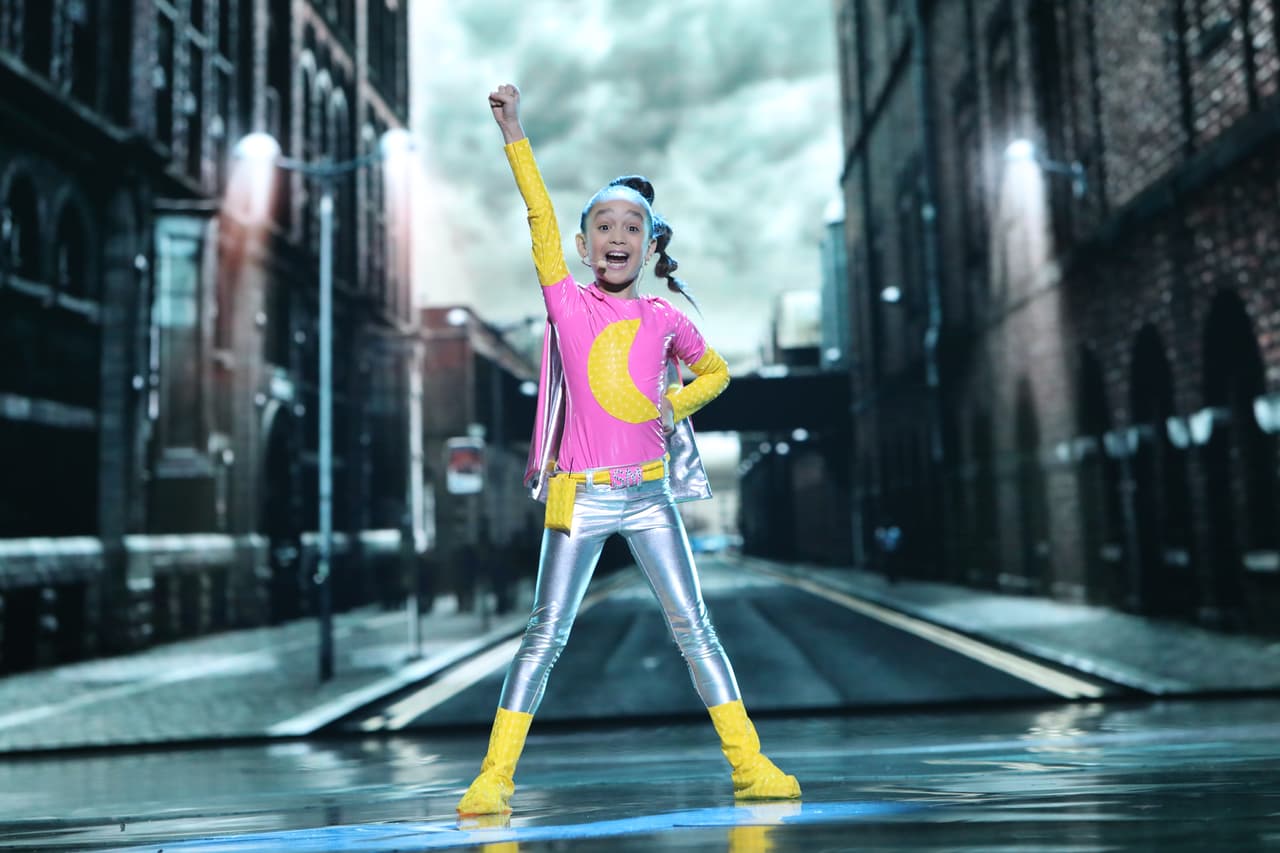 Lunarena se transformó en una superheroína para acudir al rescate de todos los niños y con ello ganar la mayor cantidad de puntos. 
<b><a href="http://www.univision.com/shows/pequenos-gigantes/lunarena-es-super-moon-la-heroina-que-salvara-a-su-equipo-video" target="_blank">Aquí el video</a></b>