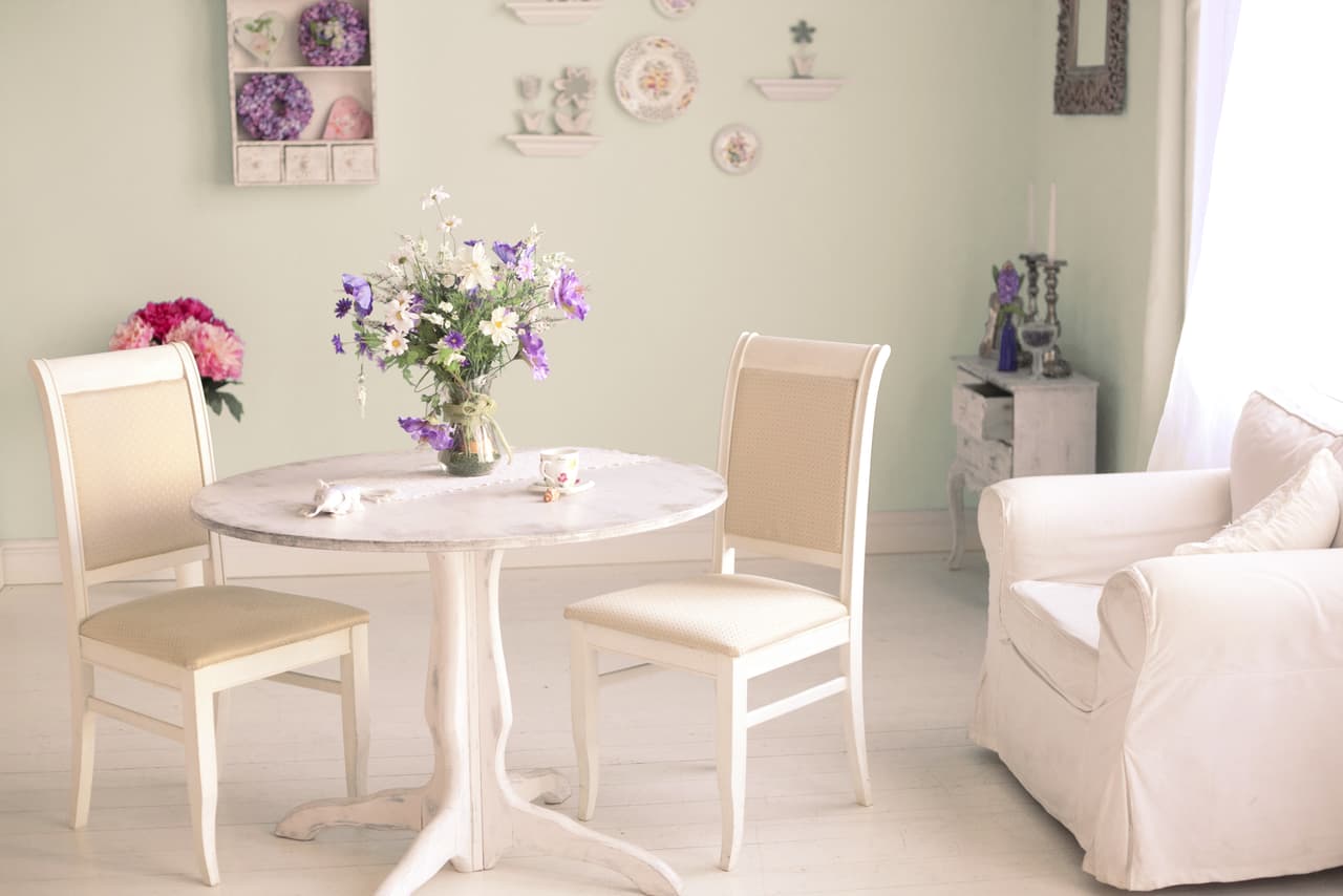 Las mesas redondas son excelentes para ahorrar espacio y puedes tener hasta cuatro sillas sin problema.