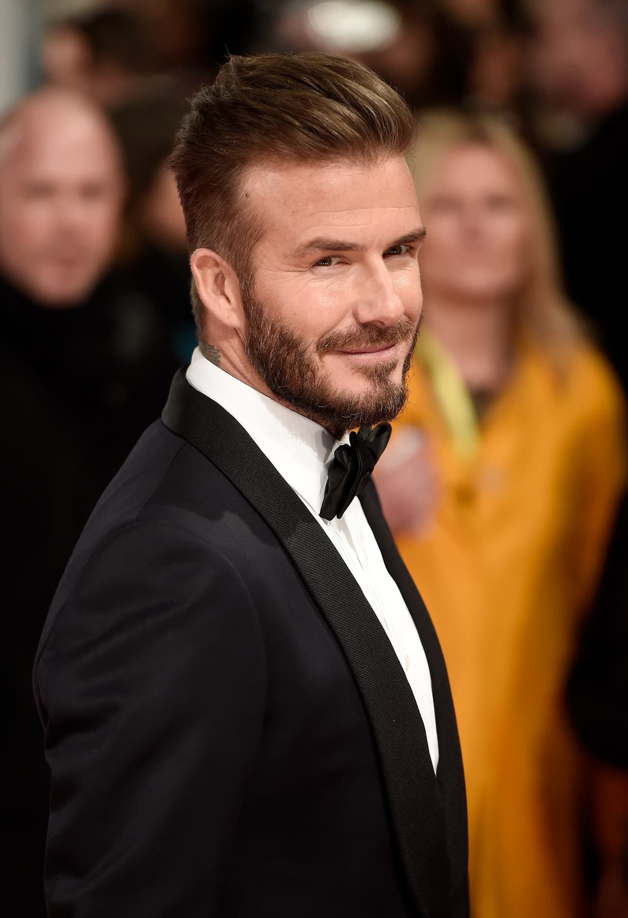 David Beckham Un aplauso para él y su barba de diez, David sabe perfectamente que le queda muy bien la barba por eso es uno de los looks que usa con más frecuencia.