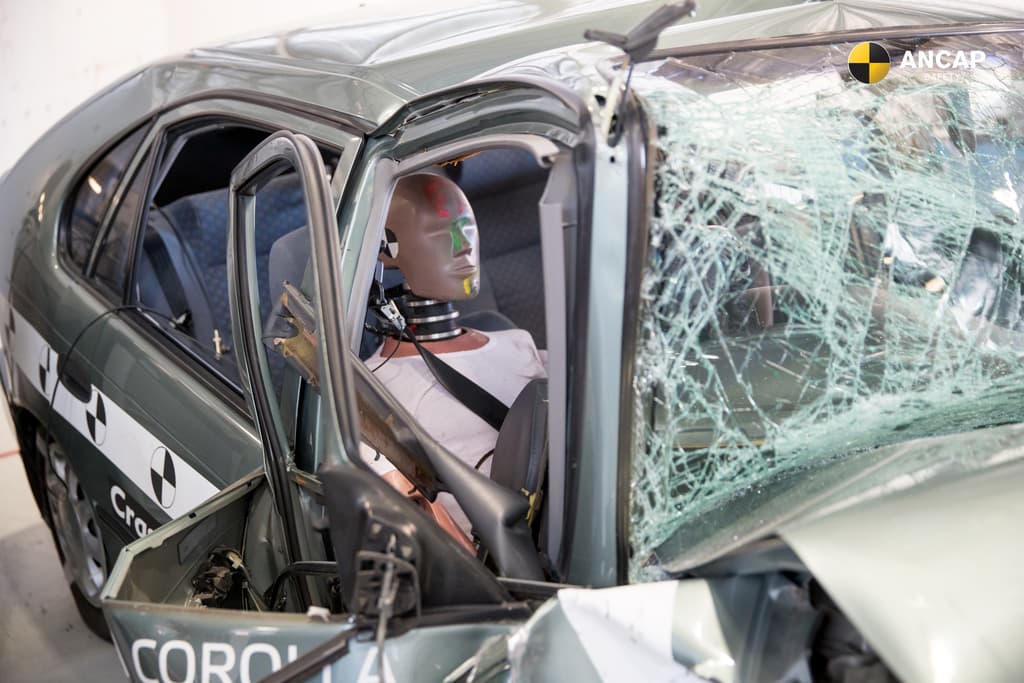 El paral delantero y el techo del Toyota Corolla cedieron aumentando la posibilidad de lesiones graves para el pasajero.