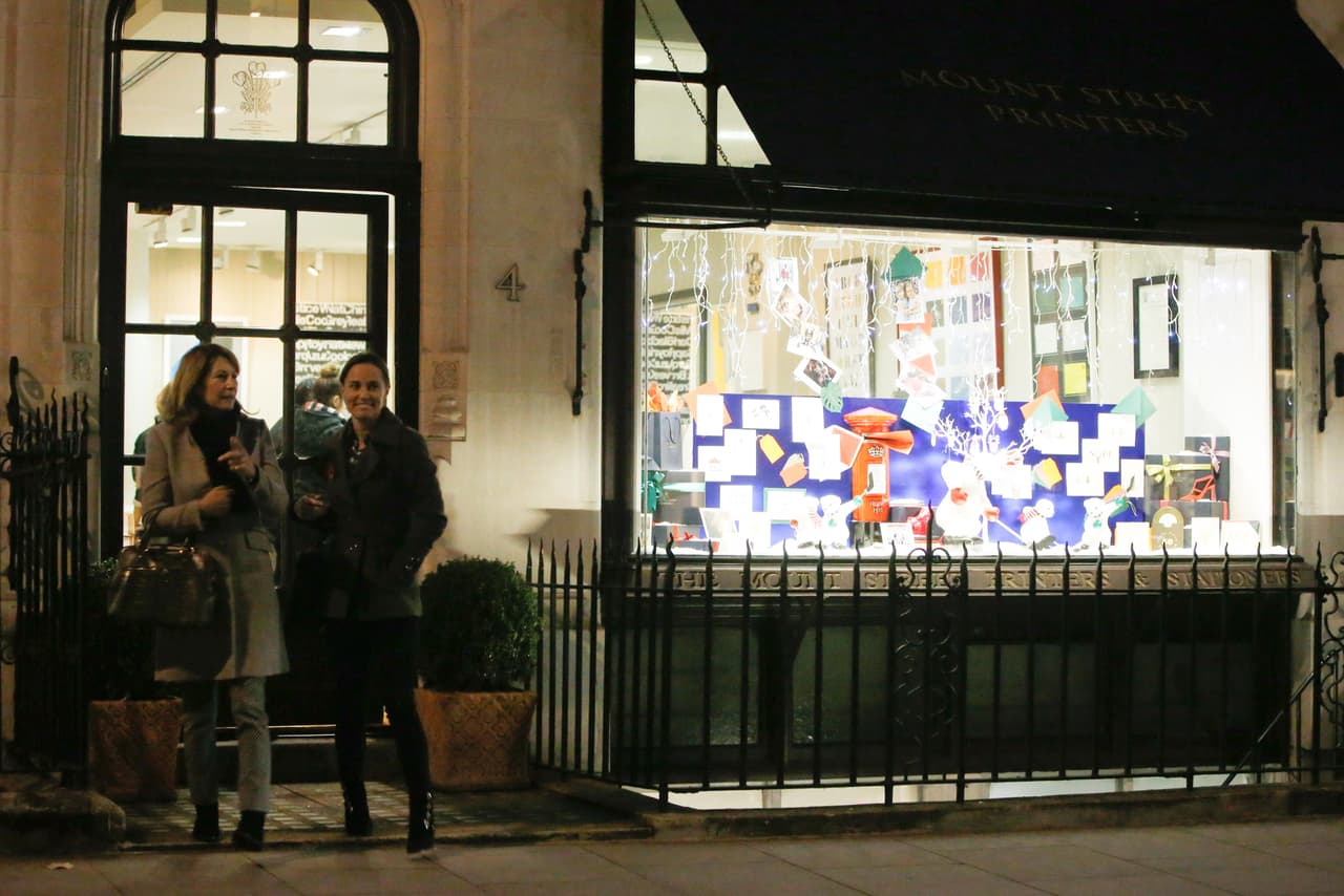 Madre e hija a su salida del local.