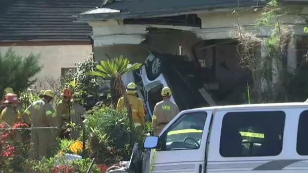 Bomberos auxiliaron a tres personas involucradas en un accidente en Boyle Heights.