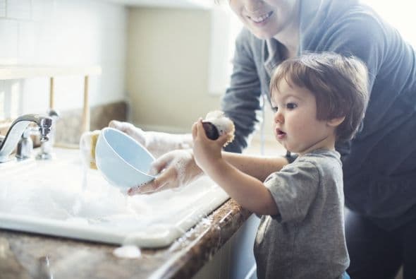 ¿En qué pueden ayudar tus hijos en casa según su edad?