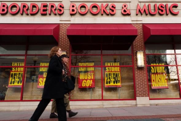 BORDERS " A mediados de febrero de 2011, la cadena estadounidense de librerías, muy afectada por el avance de la edición digital y el comercio vía Internet, anunció que se había amparado en la ley de quiebras y que planeaba cerrar 30% de sus sucursales.