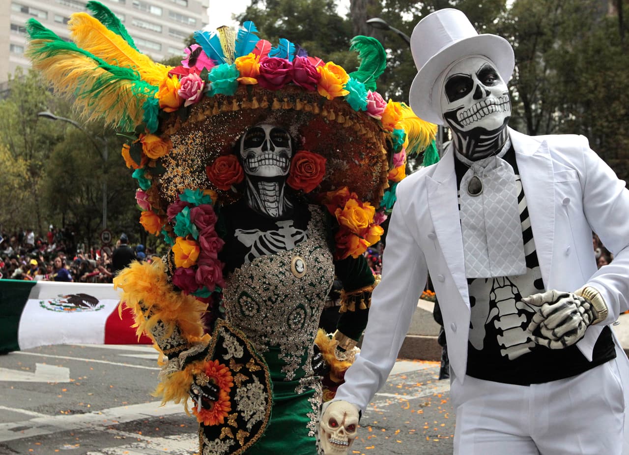 En el desfile, que inició en el emblemático Ángel de la Independencia, participaron empresas productoras escenografías y alrededor de 1,300 voluntarios.