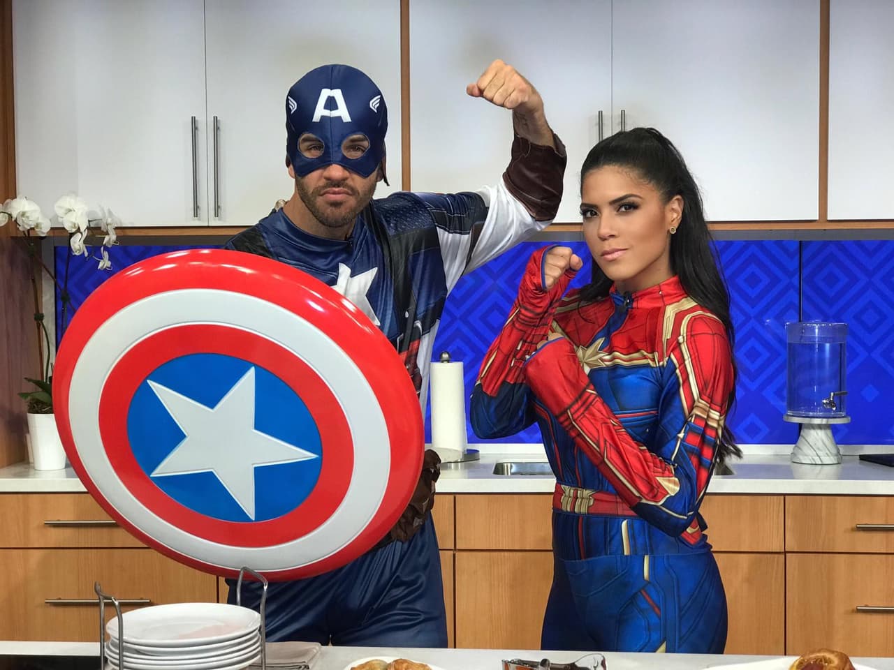 El Capitán América y Capitana Marvel también han estado en la casa más feliz de la televisión. Así vimos a Yisus con Francisca.