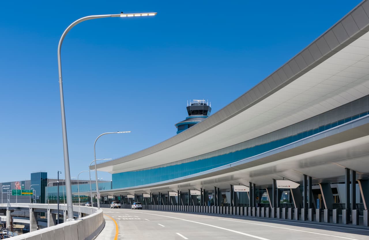En su totalidad, el proyecto de remodelación de la Terminal B implicó más de 17 millones de horas de trabajo y 40,000 toneladas de acero; solo la Sala de Llegadas y Salidas se construyó con 1
<b>2,000 toneladas de acero, más que la Torre Eiffel. </b>