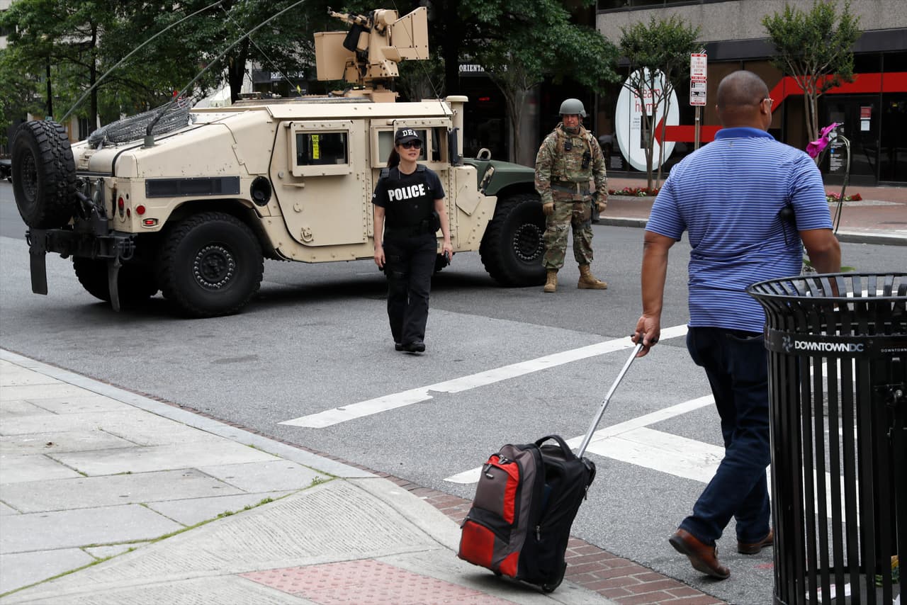 Otra imagen de cómo lucen las calles de Washington DC.
<b><i><a href="https://www.nytimes.com/2020/06/02/us/politics/military-national-guard-trump-protests.html" target="_blank">The New York Times </a></i></b>s eñaló que líderes militares retirados condenaron a sus sucesores en la administración Trump por ordenar a las unidades militares arremeter contra una protesta pacífica frente a la Casa Blanca.
<br>
