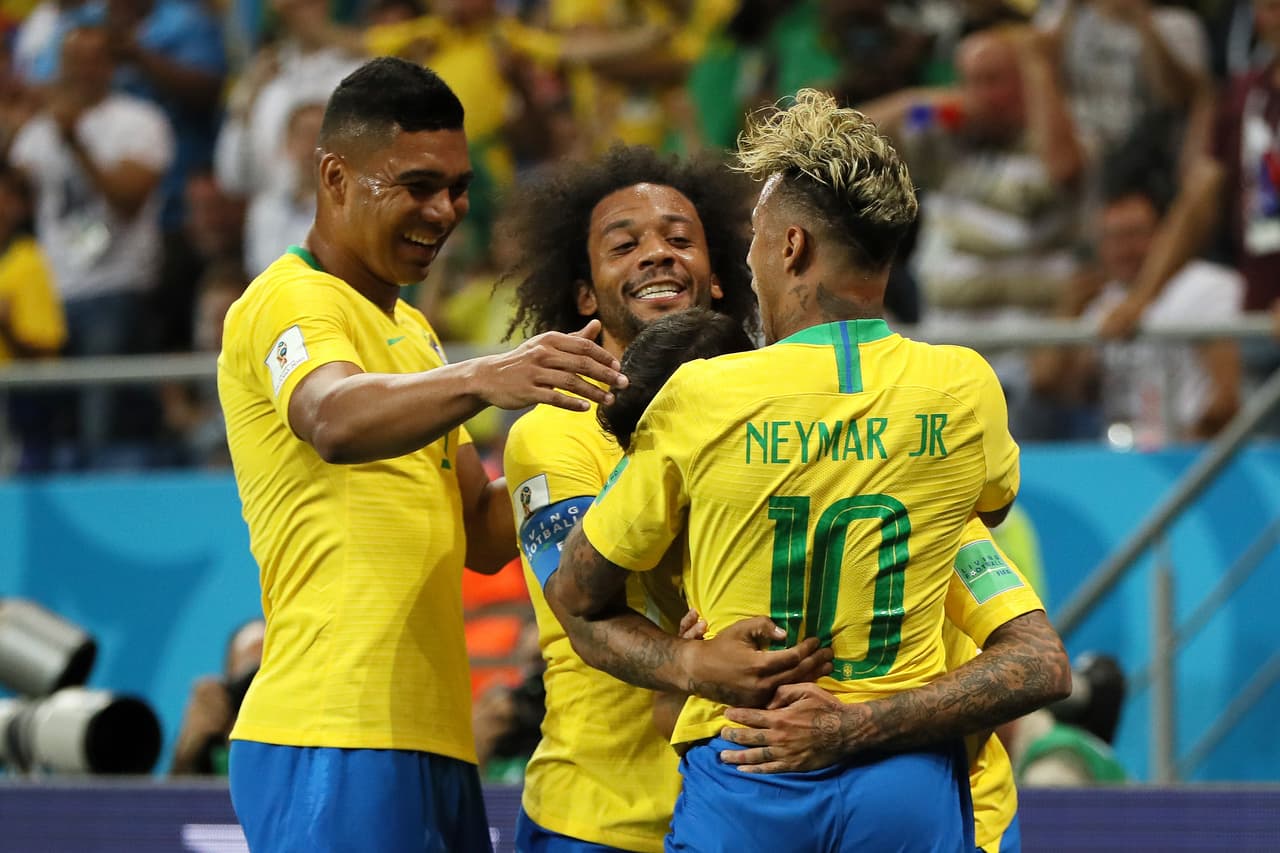 Neymar celebra con Marcelo y Casemiro, abrazando a Philippe Coutinho por el primer gol de Brasil al minuto 20.