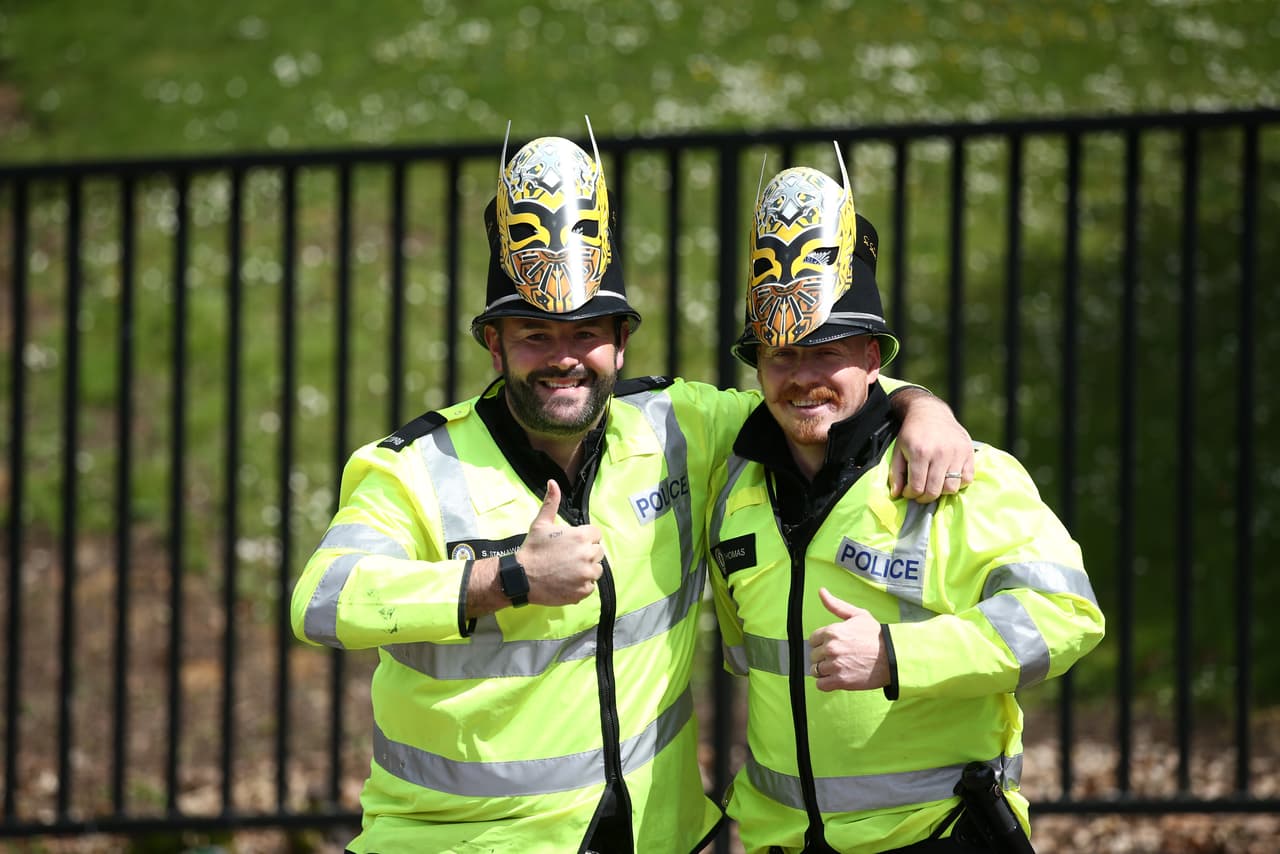 Después de la visita de Sin Cara a Raúl Jiménez, este viernes, los fanáticos de los Wolves llegaron al Molineux este sábado con máscaras del luchador y prendas típicas mexicanas que montaron un colorido ambiente para enfrentar al Fulham en la Premier League.