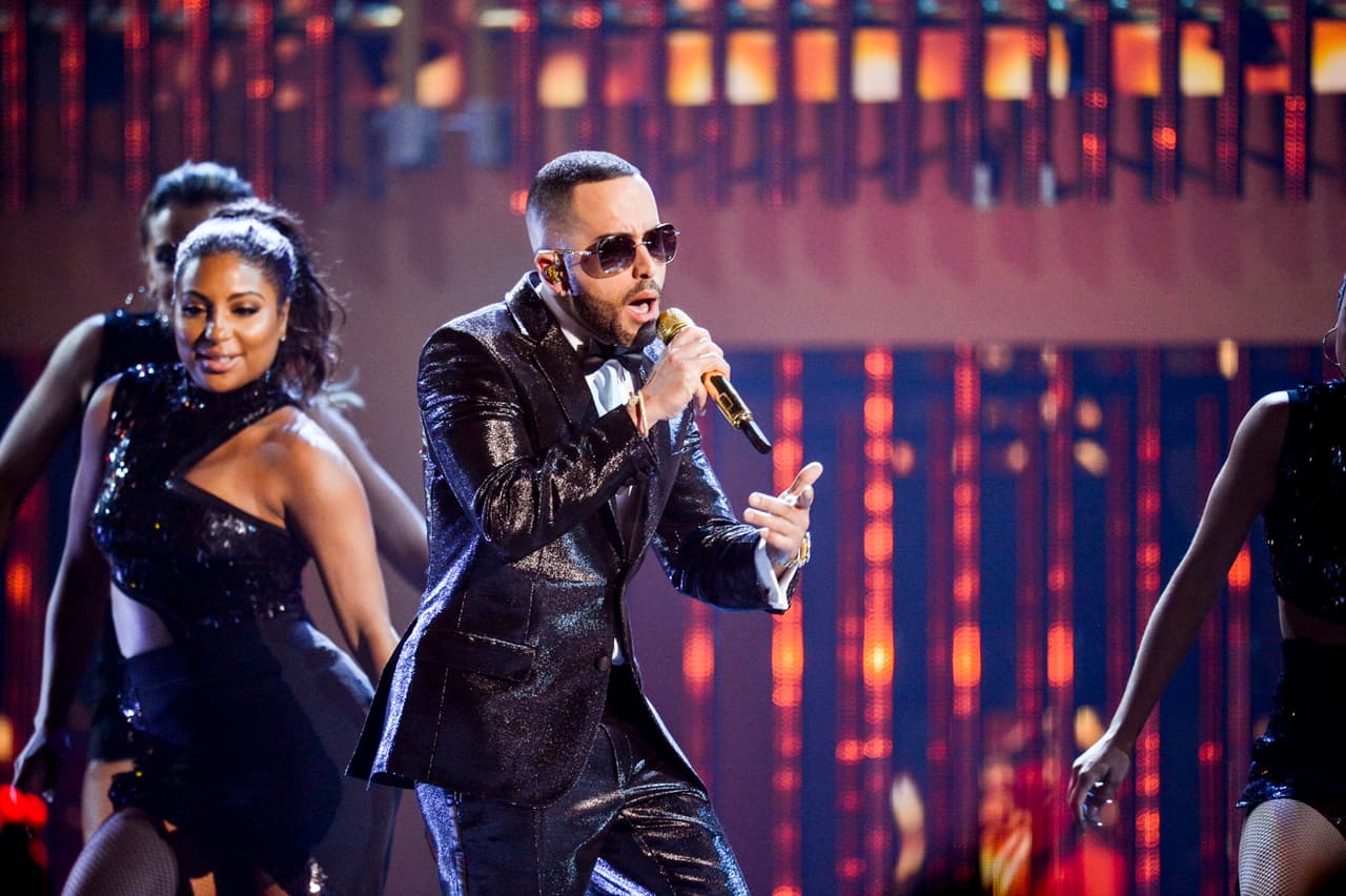 Yandel acompañó a 'Mr. 305' en el escenario de #PremiosJuventud en el medley de ‘Ay Dios mío’ y ‘The Anthem’.
