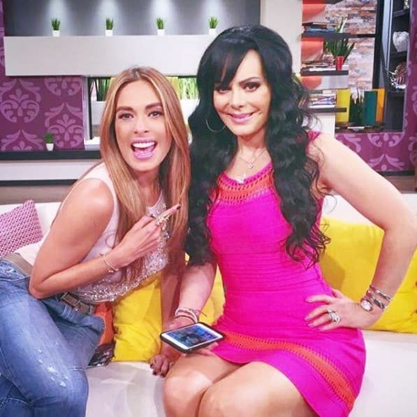 Guapísimas las dos. Un placer que Maribel Guardia nos acompañe.